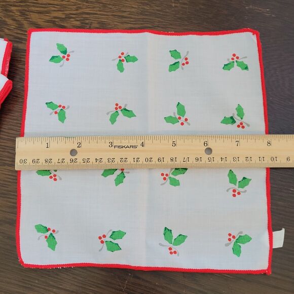Lillian Vernon Christmas 4 pc Lot Holly Hankerchief 8" x 8" Vintage Hong Kong - Picture 4 of 6